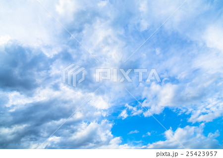 雲　筋雲　積雲　巻雲　青い空　白い雲　秋の空　晩夏の空　背景用素材　クラウド　青空　合成用背景 25423957