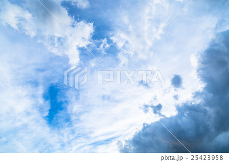 雲　筋雲　積雲　巻雲　青い空　白い雲　秋の空　晩夏の空　背景用素材　クラウド　青空　合成用背景 25423958