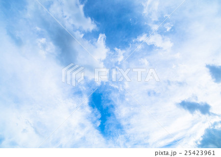 雲 筋雲 積雲 巻雲 青い空 白い雲 秋の空 晩夏の空 背景用素材 クラウド 青空 合成用背景 雲 筋雲 積雲 巻雲 青い空 白い雲 秋の空 晩夏の空 背景用素材 クラウド 青空 合成用背景 25423961