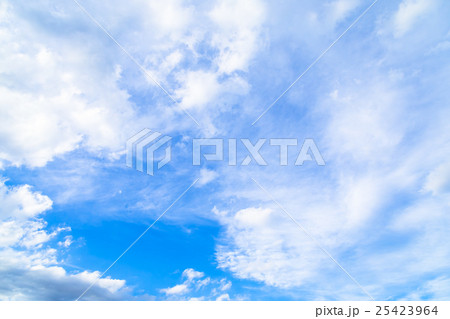 雲　筋雲　積雲　巻雲　青い空　白い雲　秋の空　晩夏の空　背景用素材　クラウド　青空　合成用背景 25423964