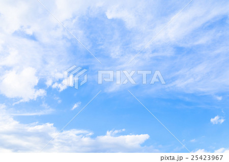 雲　筋雲　積雲　巻雲　青い空　白い雲　秋の空　晩夏の空　背景用素材　クラウド　青空　合成用背景 25423967