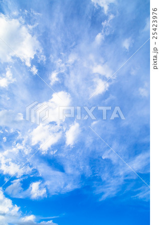 雲　筋雲　積雲　巻雲　青い空　白い雲　秋の空　晩夏の空　背景用素材　クラウド　青空　合成用背景 25423976