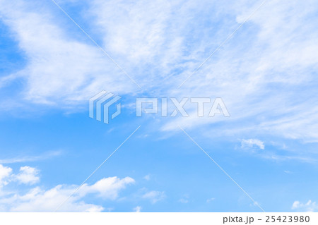 雲　筋雲　積雲　巻雲　青い空　白い雲　秋の空　晩夏の空　背景用素材　クラウド　青空　合成用背景 25423980