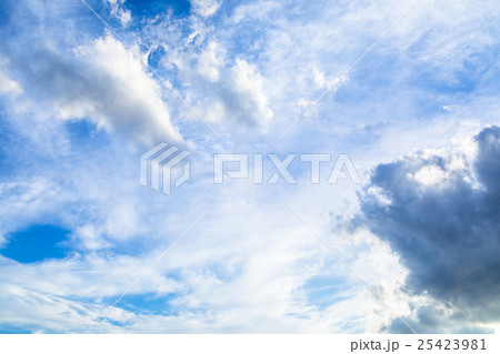 雲 筋雲 積雲 巻雲 青い空 白い雲 秋の空 晩夏の空 背景用素材 クラウド 青空 合成用背景 雲 筋雲 積雲 巻雲 青い空 白い雲 秋の空 晩夏の空 背景用素材 クラウド 青空 合成用背景 25423981