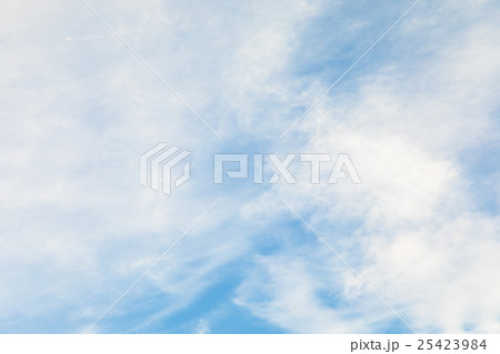 雲　筋雲　積雲　巻雲　青い空　白い雲　秋の空　晩夏の空　背景用素材　クラウド　青空　合成用背景 25423984