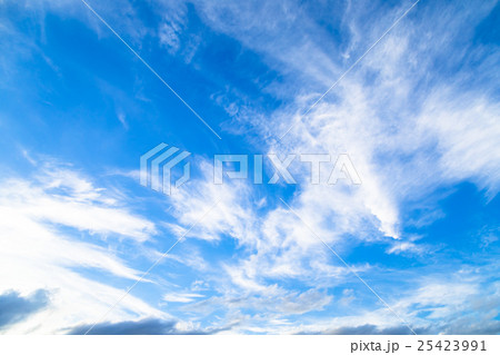 雲　筋雲　積雲　巻雲　青い空　白い雲　秋の空　晩夏の空　背景用素材　クラウド　青空　合成用背景 25423991