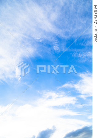 雲　筋雲　積雲　巻雲　青い空　白い雲　秋の空　晩夏の空　背景用素材　クラウド　青空　合成用背景 25423994