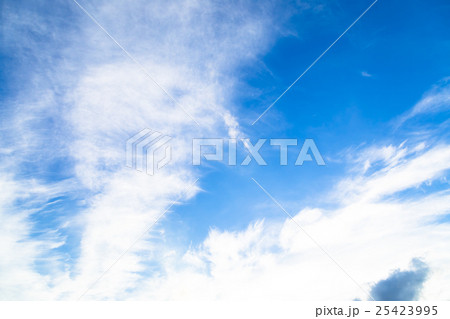 雲　筋雲　積雲　巻雲　青い空　白い雲　秋の空　晩夏の空　背景用素材　クラウド　青空　合成用背景 25423995