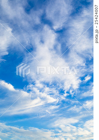 雲　筋雲　積雲　巻雲　青い空　白い雲　秋の空　晩夏の空　背景用素材　クラウド　青空　合成用背景 25424007