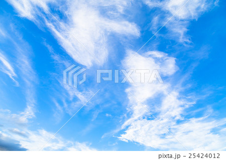 雲　筋雲　積雲　巻雲　青い空　白い雲　秋の空　晩夏の空　背景用素材　クラウド　青空　合成用背景 25424012