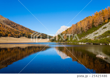 Autumn panorama from mountain lake 25425486