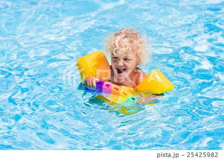 Little boy in swimming pool Little boy in swimming pool 25425982
