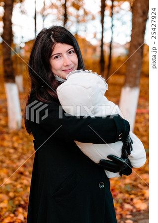 Young mother with her little baby on hand in 25427924