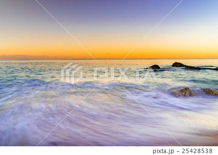 朝焼け 海 風景 沖縄 の写真素材