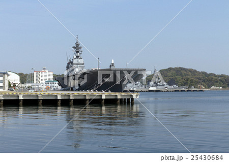 海上自衛隊「護衛艦 いずも」が停泊中の横須賀 海上自衛隊「護衛艦 いずも」が停泊中の横須賀 25430684