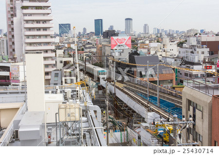下北沢駅と京王井の頭線電車 下北沢駅と京王井の頭線電車 25430714