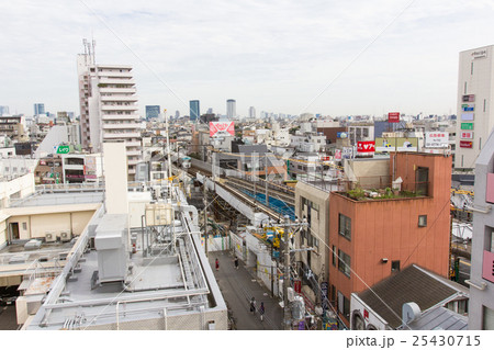 下北沢駅と京王井の頭線電車 25430715