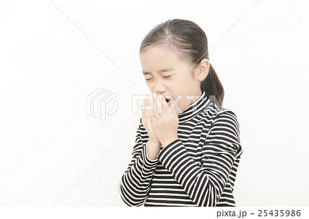 体調の悪い女の子　インフルエンザ　風邪　咳　くしゃみ 25435986