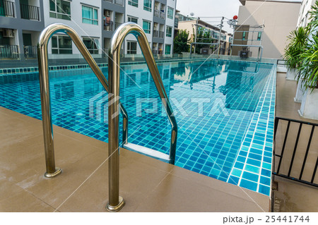 Image showcasing Swimming pool among high rise condo buildingsの写真素材 [25441744] - PIXTA
