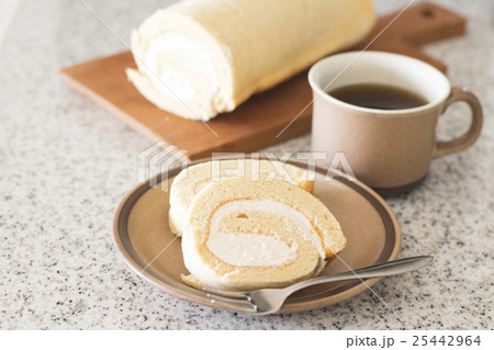 手作りのロールケーキ 25442964