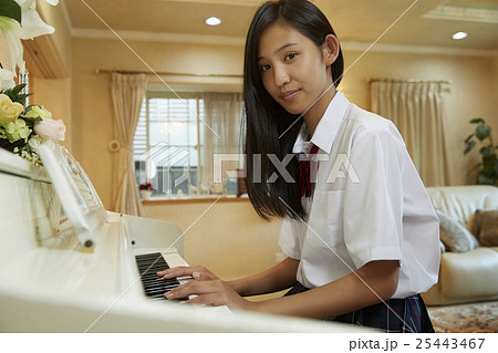 ピアノを弾く女子高生 25443467