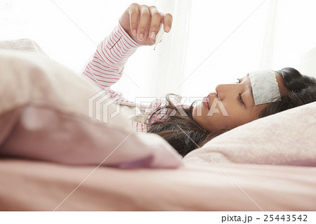 寝込む女の子 寝込む女の子 25443542