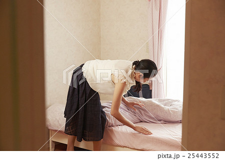 ベッドメイクをする女性 ベッドメイクをする女性 25443552