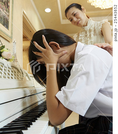 落ち込む女子高生 25443652