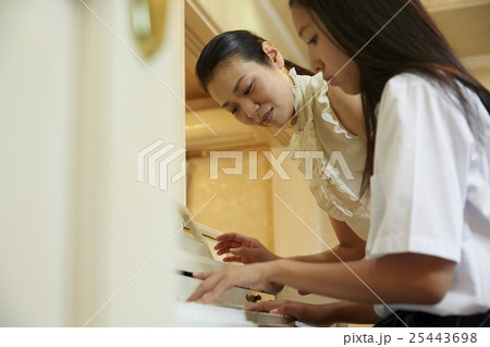 ピアノを弾く女子高生 ピアノを弾く女子高生 25443698