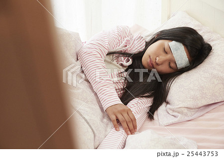 寝込む女の子 25443753