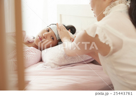 寝込む女の子 25443761