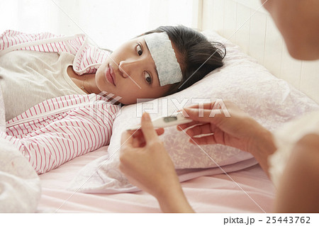 寝込む女の子 25443762