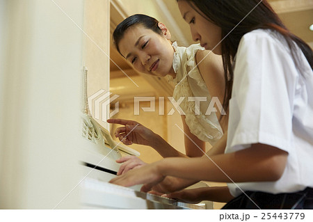 ピアノを弾く女子高生 25443779