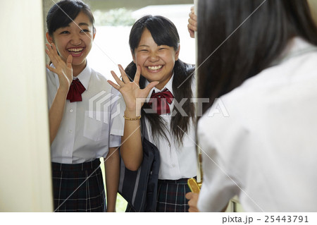 友達の家に遊びに行くの写真素材