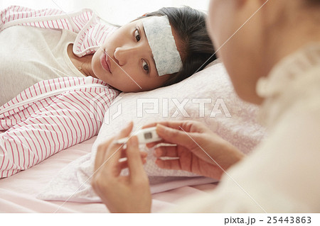 寝込む女の子 25443863