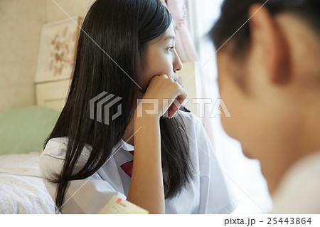 家で勉強する学生たち 25443864