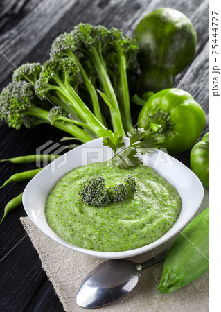 Broccoli cream soup with fresh vegetables 25444727