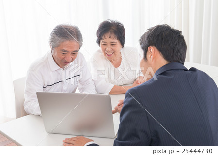 シニア夫婦、相談 25444730