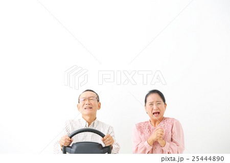 シニア　運転　事故 25444890