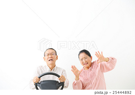 シニア　運転　事故 25444892