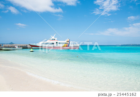 沖縄水納島ビーチ  コバルトブルーの海と空 25445162