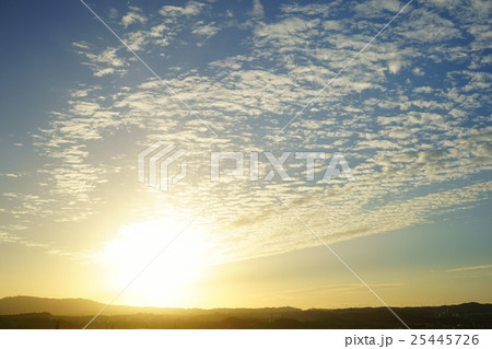秋・夕暮れのうろこ雲１ 25445726