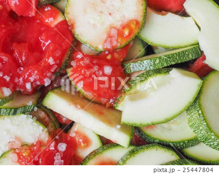 Zucchini with tomato 25447804