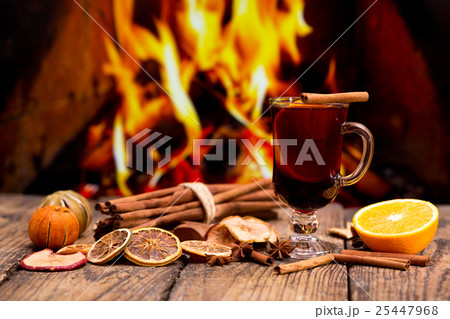 Glass of mulled wine 25447968