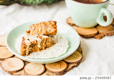 Oatmeal bars with dried fruit, carrot and peanut  25449587