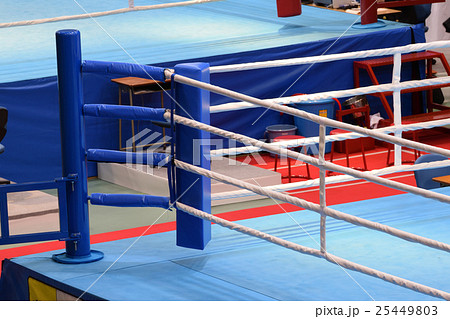試合前のボクシングリング 青コーナーの写真素材