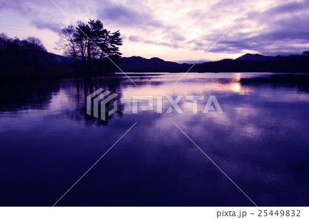 夜明けの小野川湖 25449832