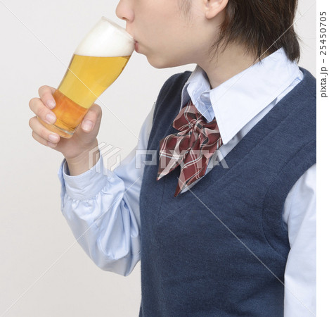ビールを飲む未成年 25450705