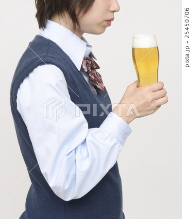 ビールを飲む未成年 ビールを飲む未成年 25450706