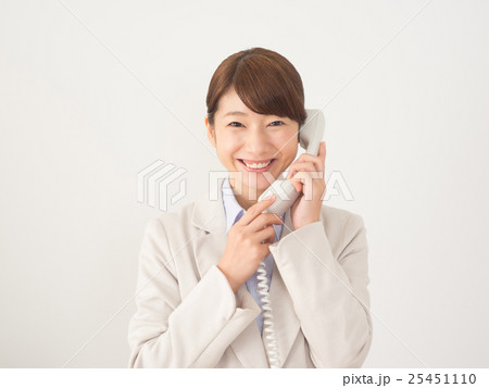 電話しながら笑顔で話すビジネスウーマン 電話しながら笑顔で話すビジネスウーマン 25451110